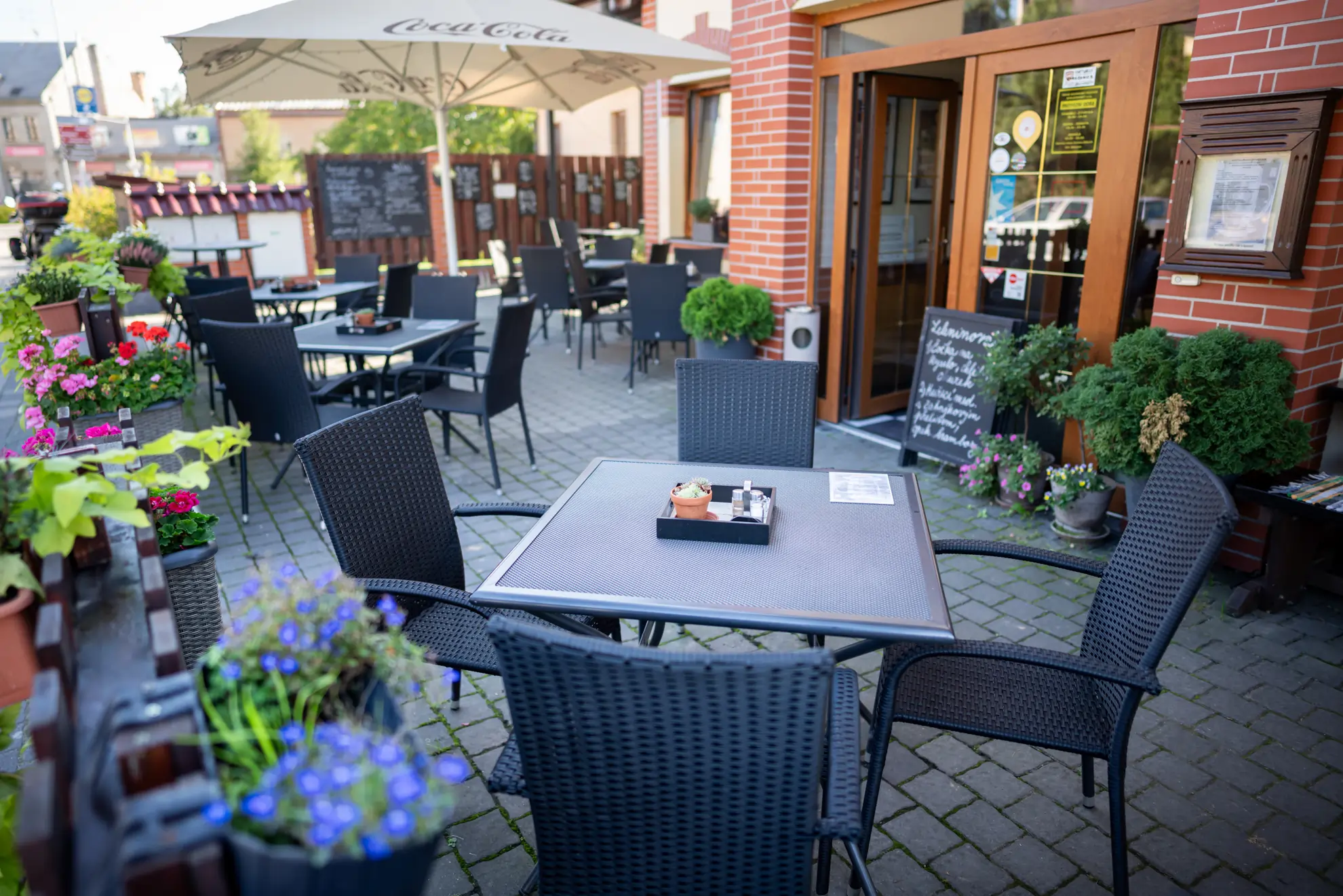 Interiér a posezení v restauraci