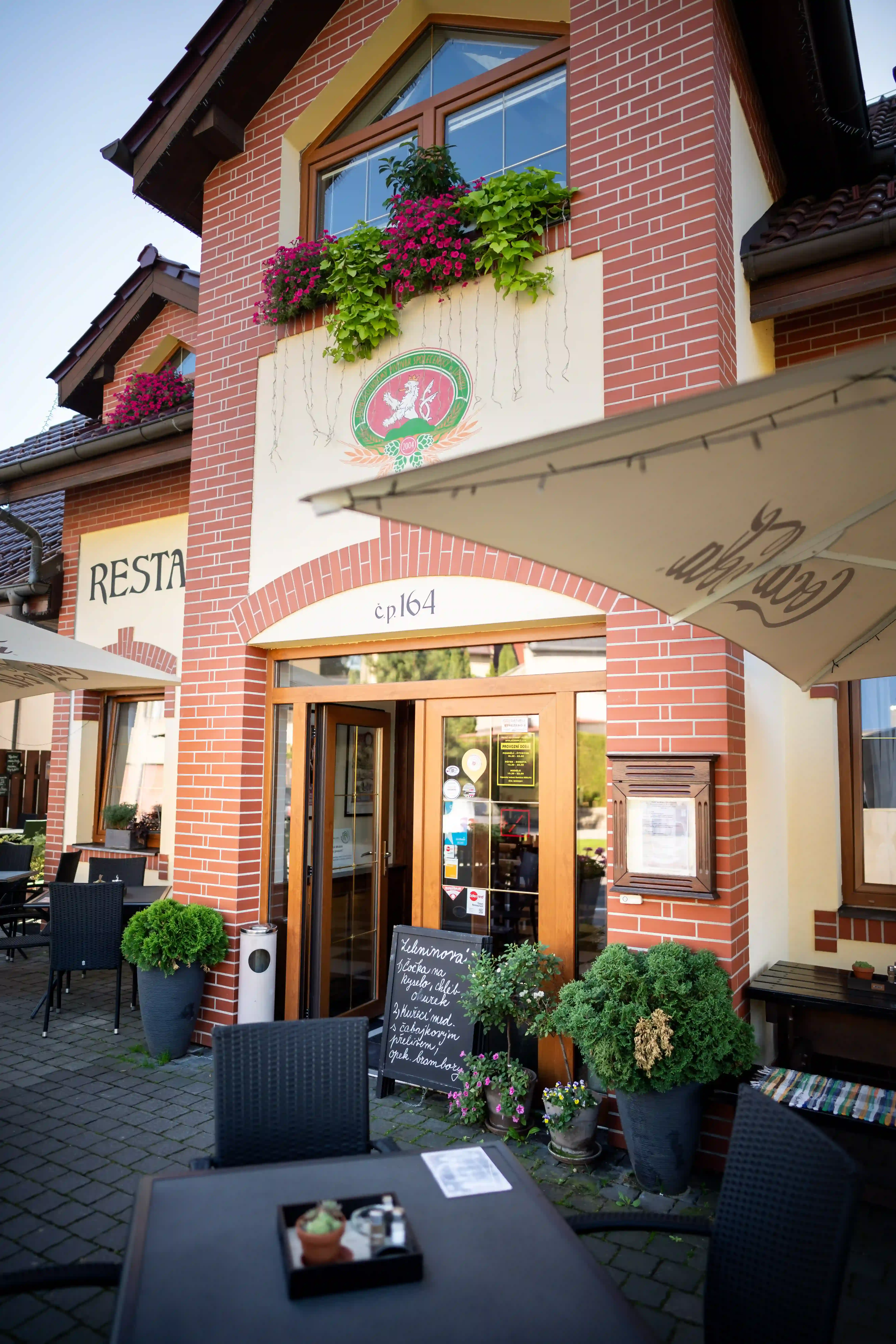 Předzahrádka s posezením